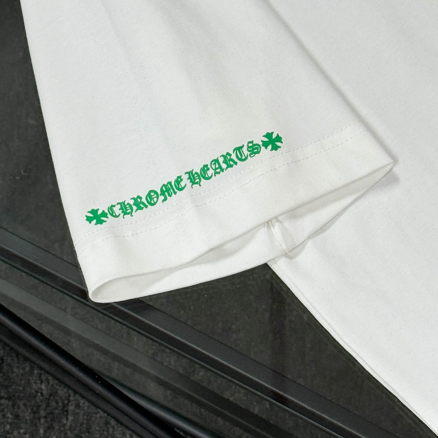 P180 Chrome Hearts Chrome Hearts 25 high-end versions. The fabric is made of 300 grams of high-density pure cotton. It does not deform or shrink. It has three labels. It is the same style for men and women. Technology: suede foaming + digital printing. Color: white, black. SIZE: S-XL.